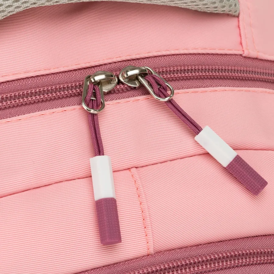 Pojemny plecak szkolny z poliestru w różowym kolorze zawieszony na regulowanych szelkach - Peterson