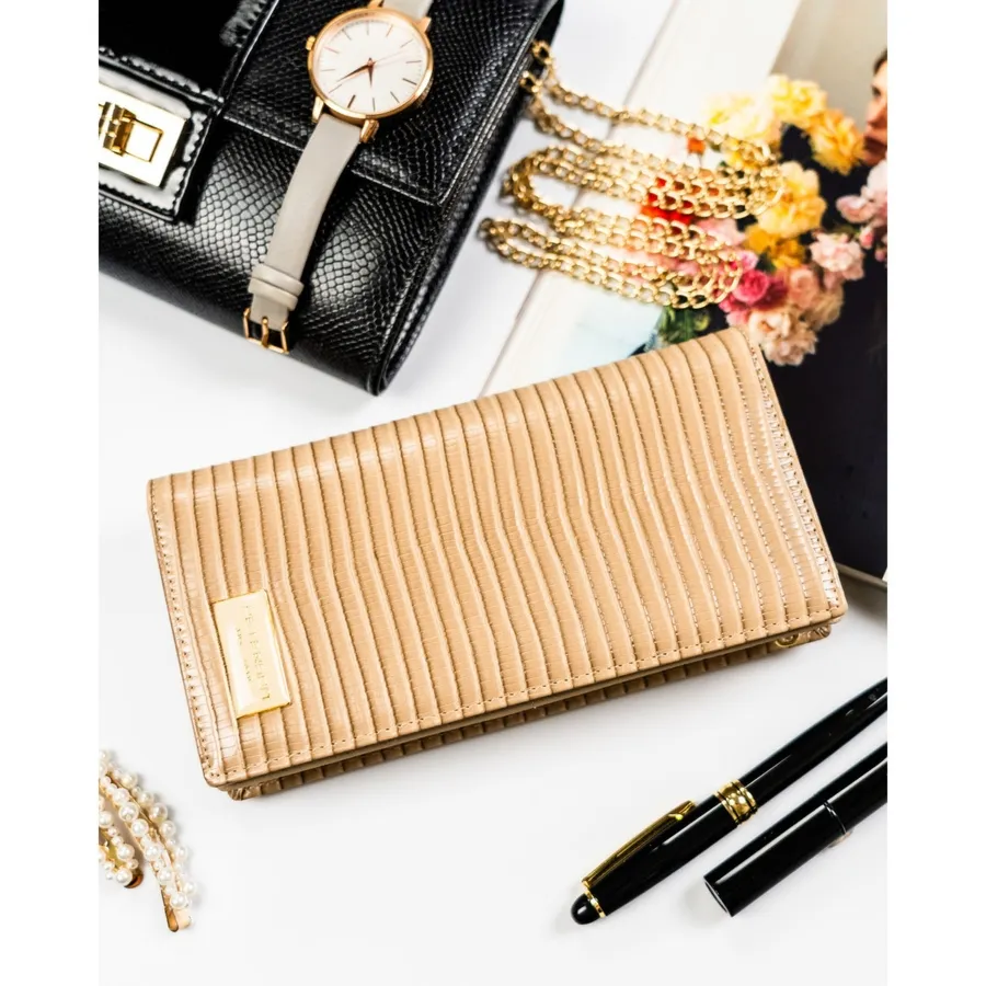 Beżowy portfel damski zamykany na magnes i suwak, zdobiony plecionką - Peterson