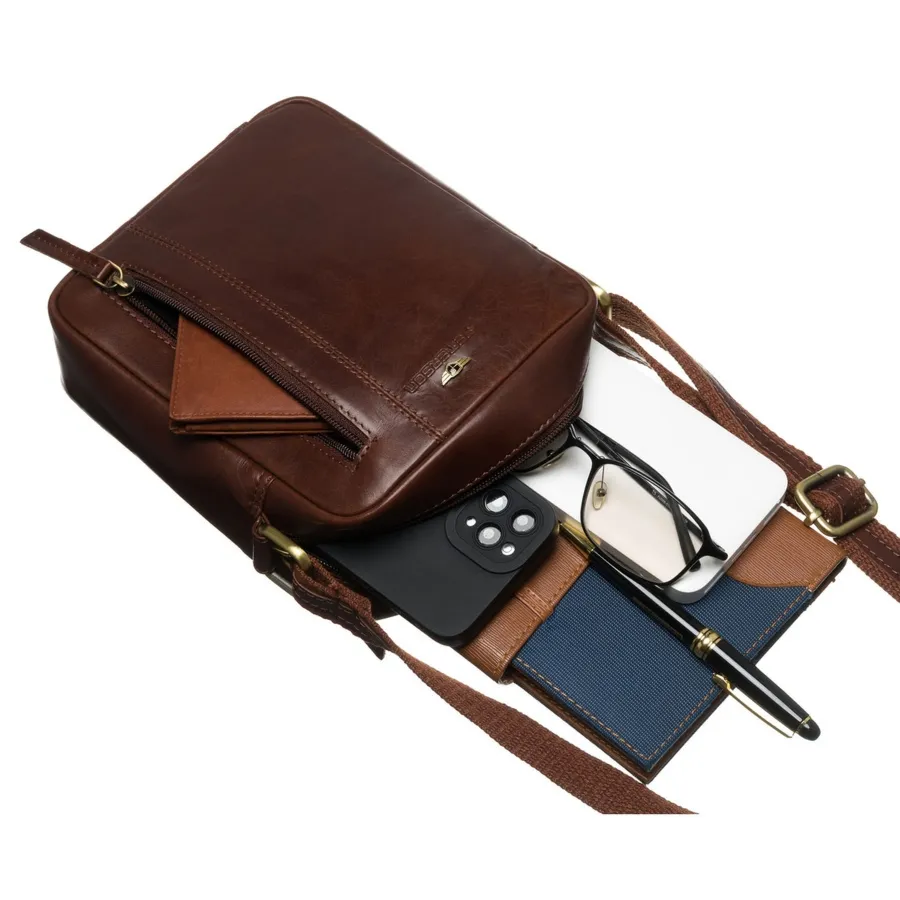Skórzana listonoszka męska w brązowym kolorze zawieszona na regulowanym pasku - Peterson