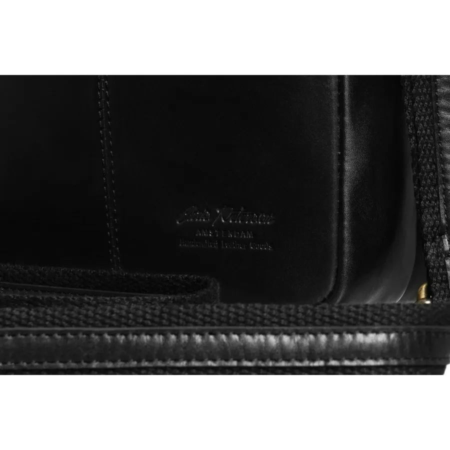 Skórzana torebka męska w czarnym kolorze zawieszona na pasku. W zestawie saszetka na klucze - Peterson