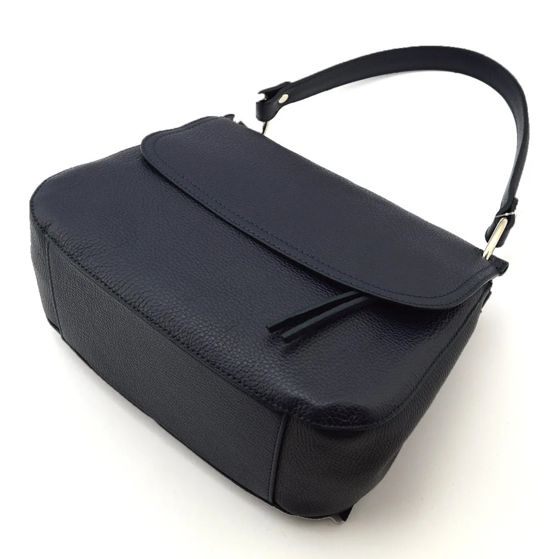 Granatowy kuferek Vera Pelle wykonany ze skóry naturalnej z eleganckimi srebrnymi okuciami