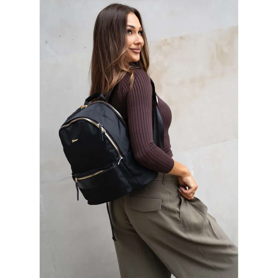 Miejski plecak damski z poliestru w czarnym kolorze, zawieszony na regulowanych szelkach - Peterson