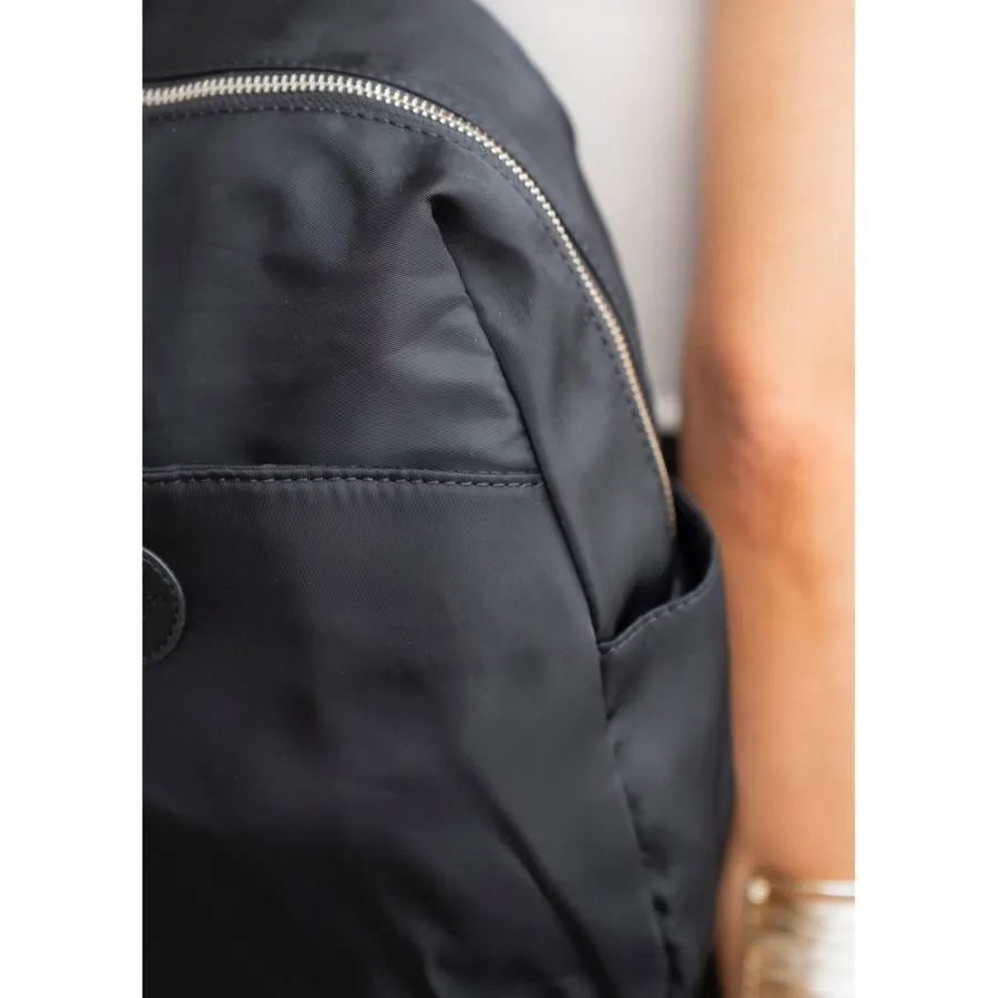 Miejski plecak damski z nylonu i skóry ekologicznej w czarnym kolorze zamykany suwakiem - Peterson