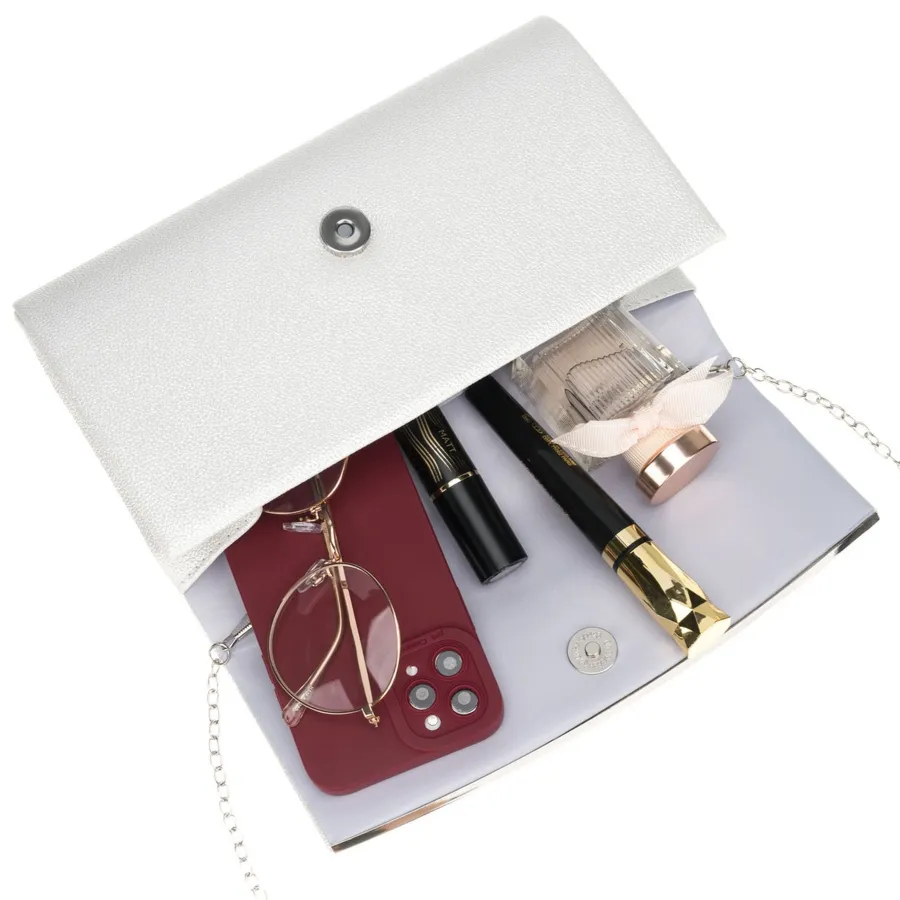 Elegancka kopertówka damska w srebrnym kolorze wykonana ze skóry ekologicznej, zawieszona na łańcuszku - Rovicky