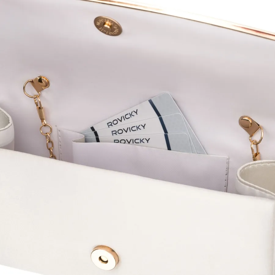 Kopertówka damska wykonana z tkaniny syntetycznej w białym kolorze, zawieszona na łańcuszku - Rovicky