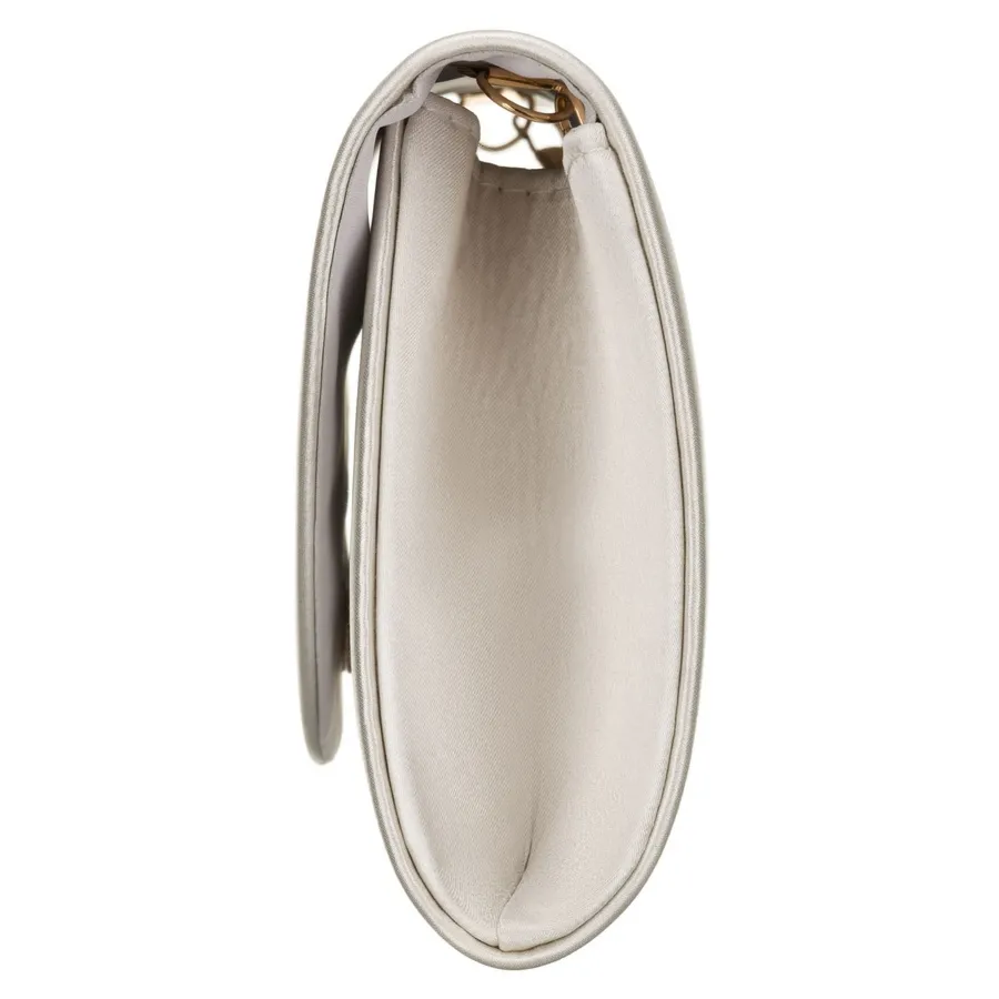 Biała kopertówka damska wykonana z tkaniny syntetycznej zawieszona na łańcuszku - Rovicky