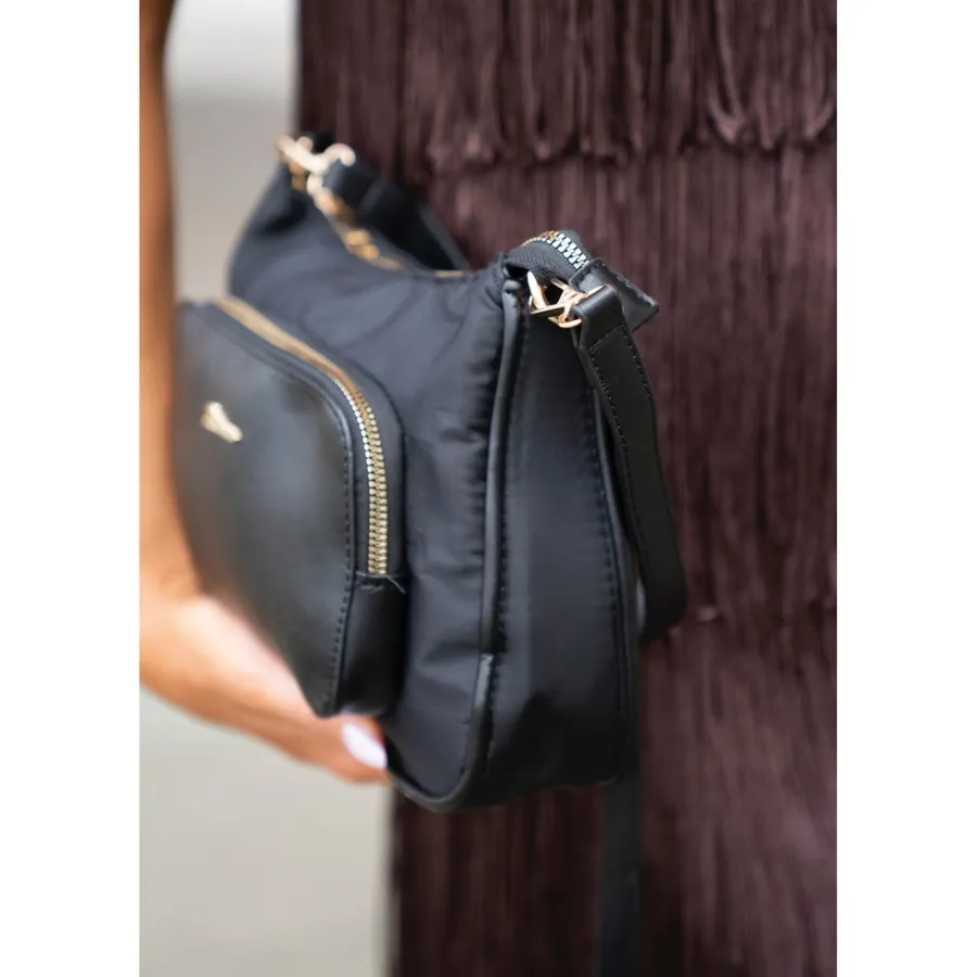 Czarna listonoszka damska z nylonu i skóry ekologicznej zawieszona na uchwytach i dopinanym pasku - Peterson