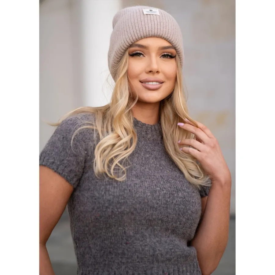 Beżowa czapka damska beanie w uniwersalnym rozmiarze z logo marki - Peterson