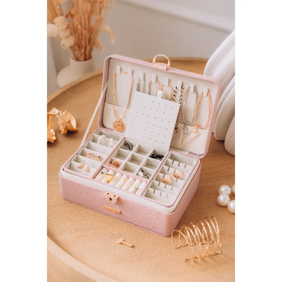 Elegancka szkatułka w różowym kolorze zamykana na zatrzask i kluczykiem - Peterson