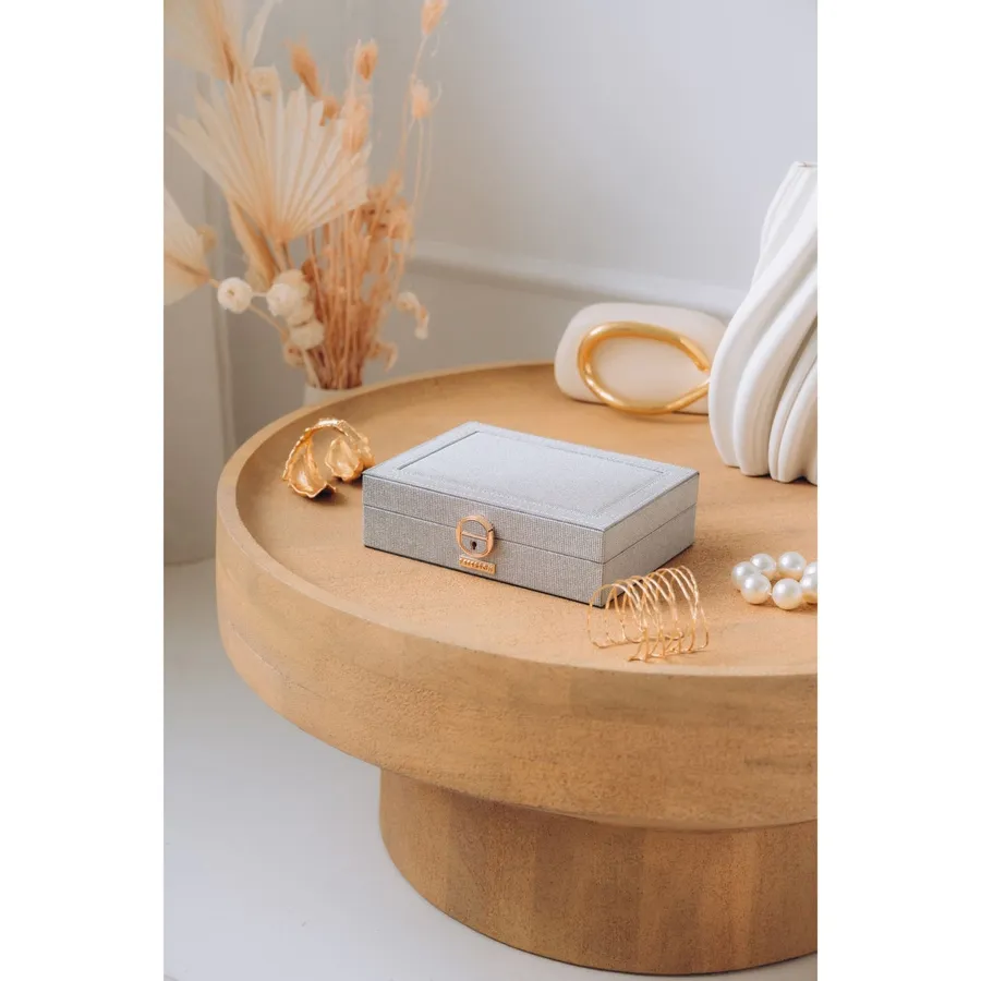 Srebrna szkatułka na biżuterię z dedykowanym miejscem na zegarek, zamykana kluczykiem i zatrzaskiem - Peterson
