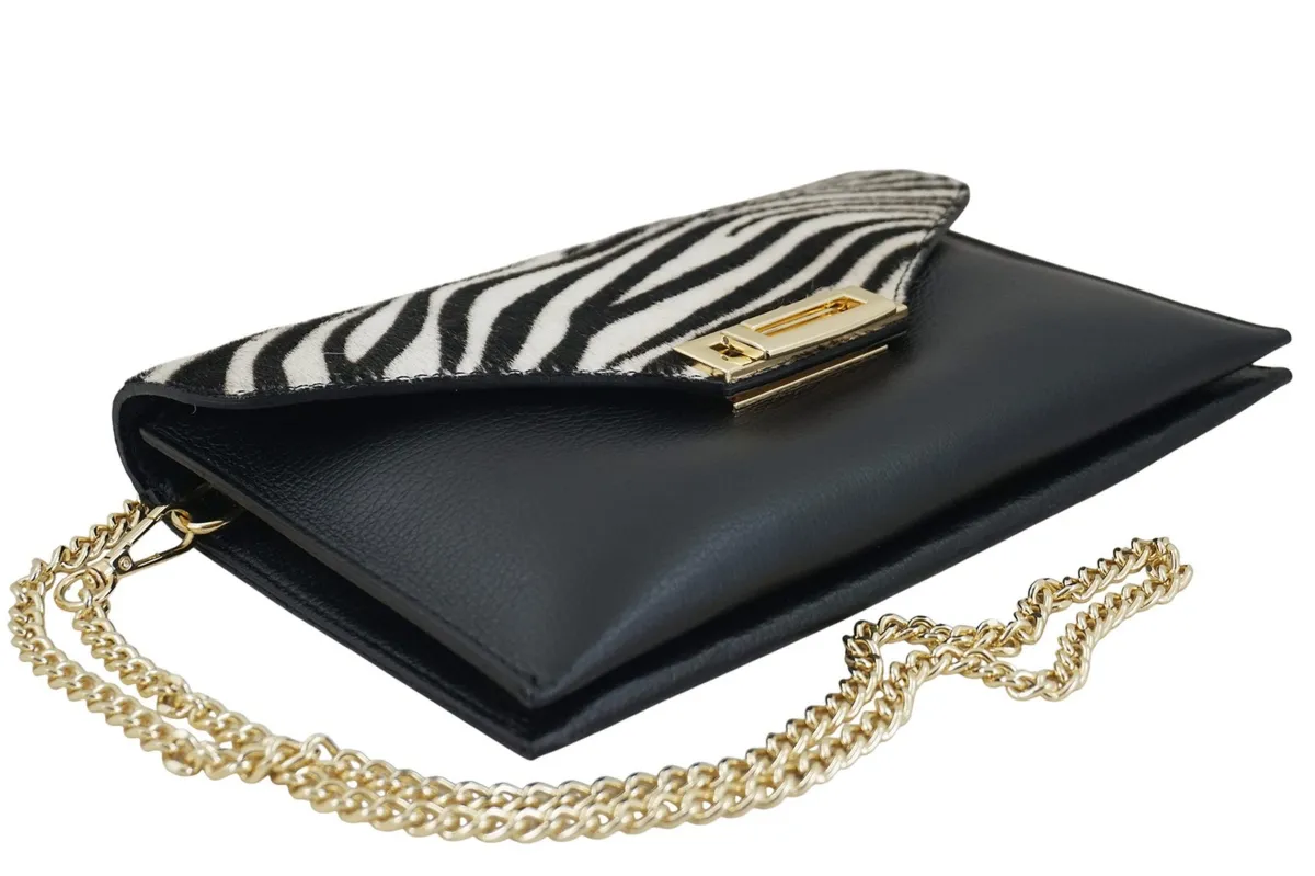 Elegancka kopertówka z modnym printem - Czarna