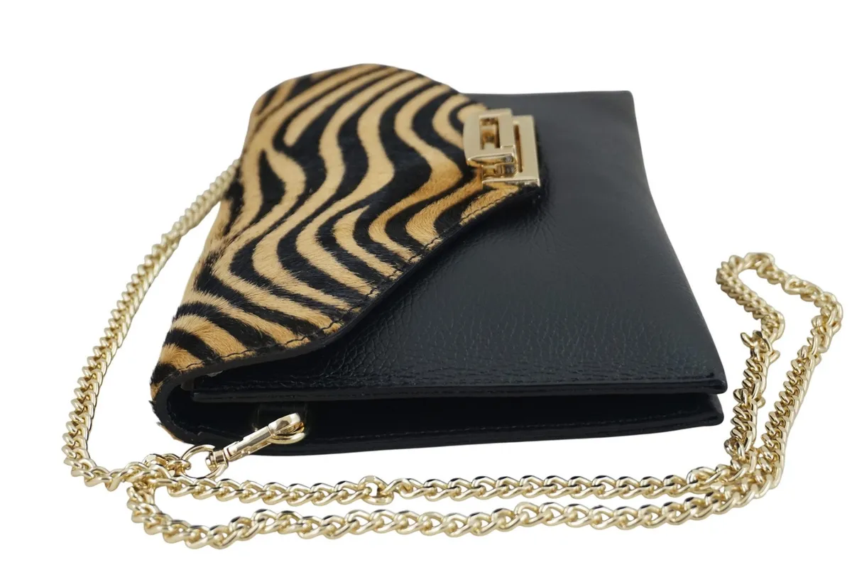 Wieczorowa kopertówka skórzana z modnym printem - Czarna