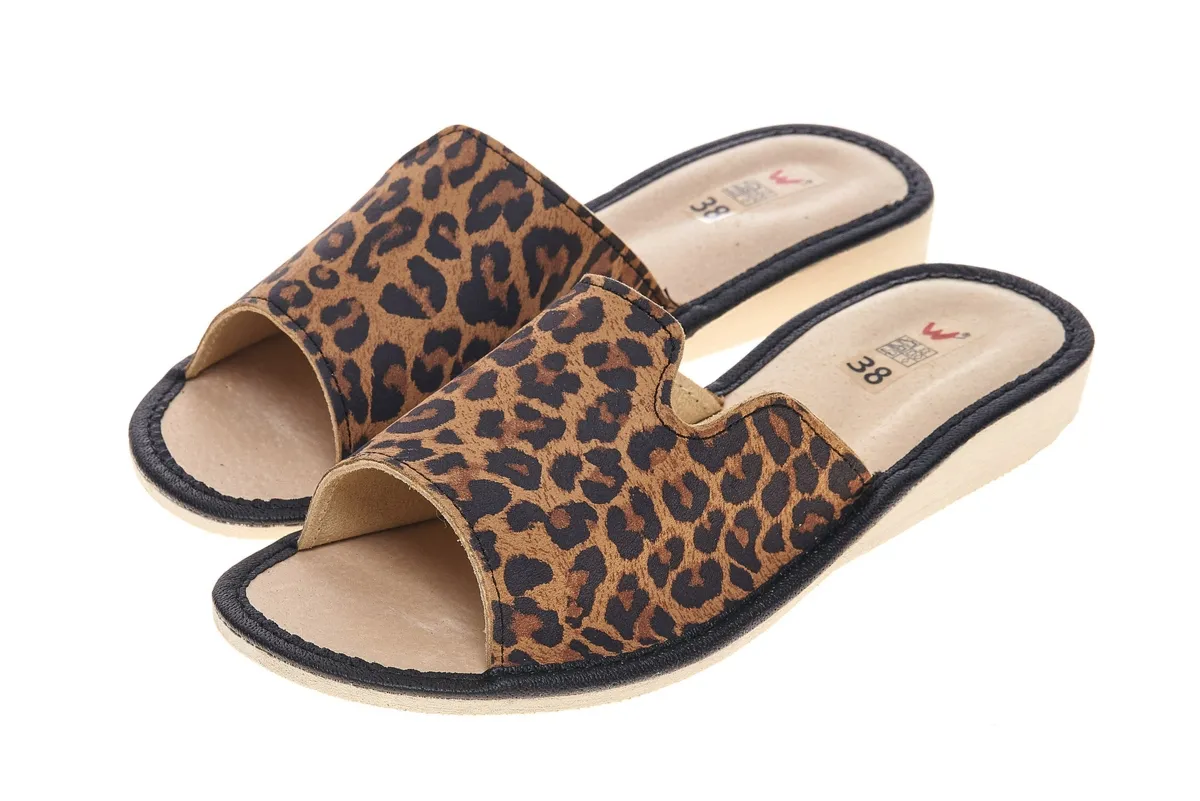 Wójciak Podhale damskie kapcie domowe laczki skóra naturalna wzór panterka