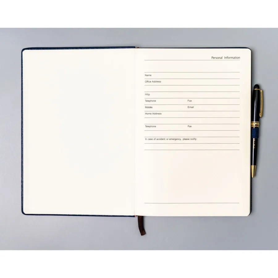 Granatowy notes w formacie B5 zadrukowany w kropki i wyposażony w gumkę zamykającą - Peterson