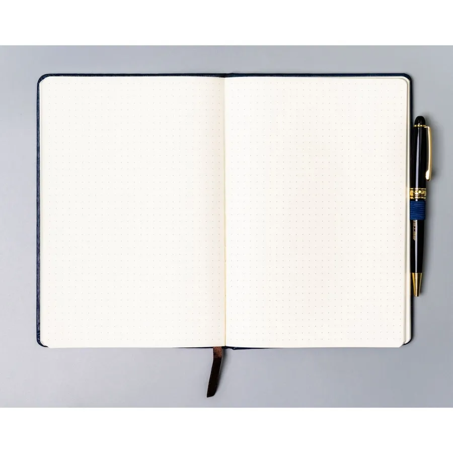 Notes w formacie A5 w granatowym kolorze, wyposażony w gumkę zamykającą - Peterson