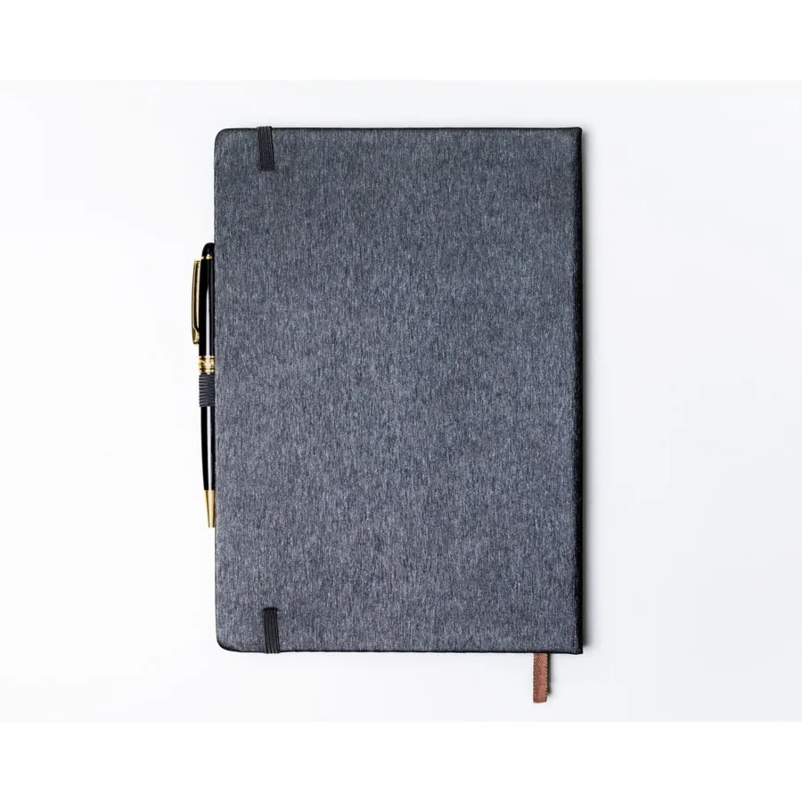 Notes w formacie B5 w szarym kolorze, zadrukowany w kropki i wyposażony w gumkę zamykającą - Peterson