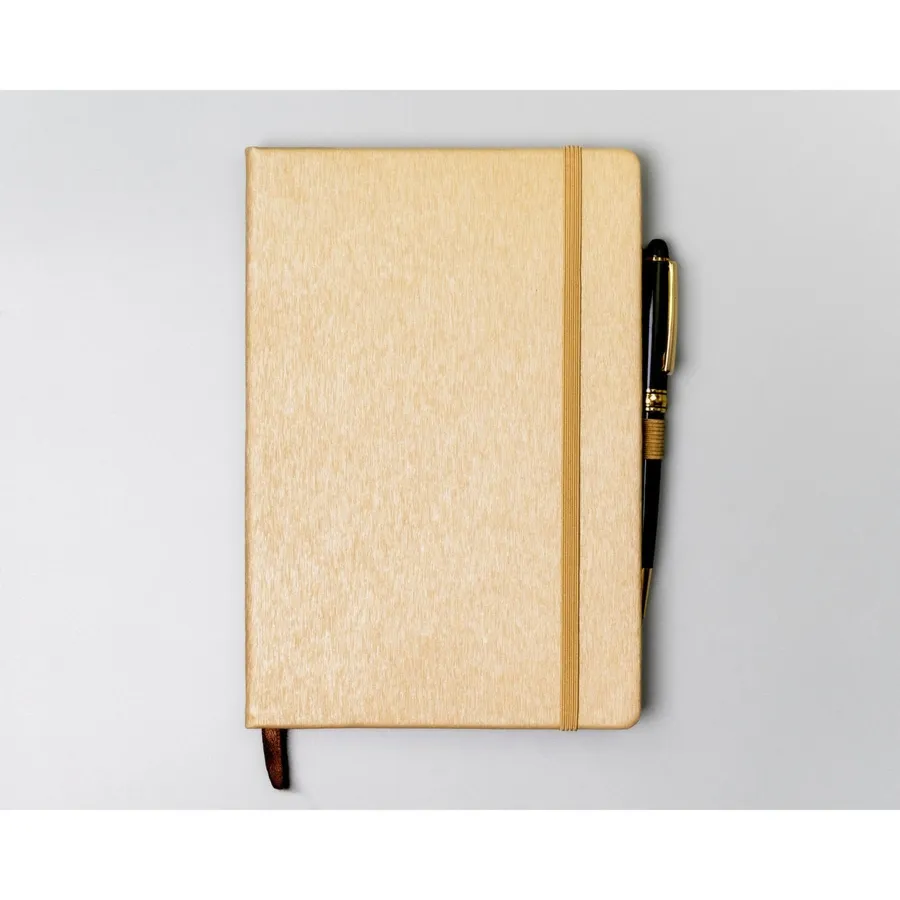 Beżowy notes w formacie A5 zadrukowany w kropki, wyposażony w gumkę zamykającą - Peterson