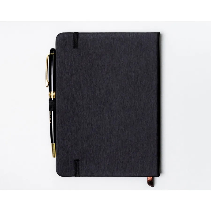 Czarny notes w formacie B6 zadrukowany w linie, wyposażony w gumkę zamykającą - Peterson