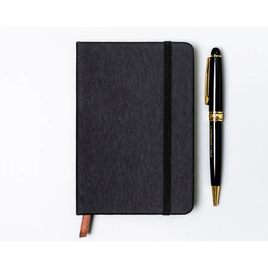 Czarny notes w formacie A6 zadrukowany w linie, wyposażony w gumkę zamykającą - Peterson