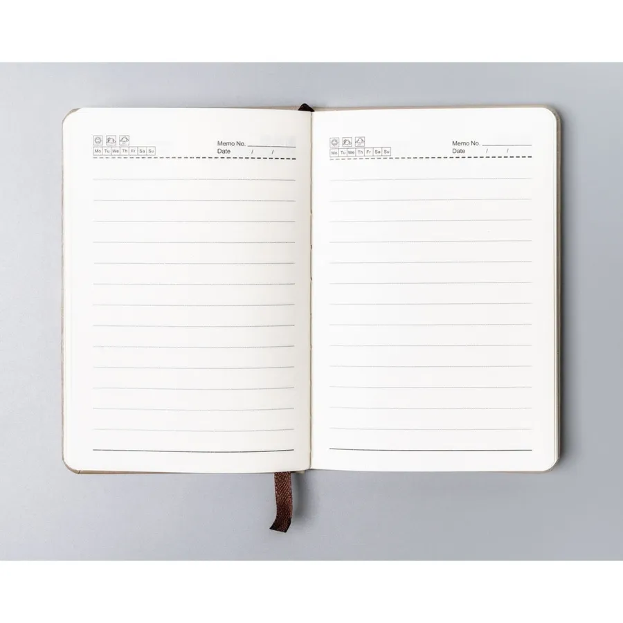 Beżowy notes w formacie A6 zadrukowany w linie, wyposażony w gumkę zamykającą - Peterson