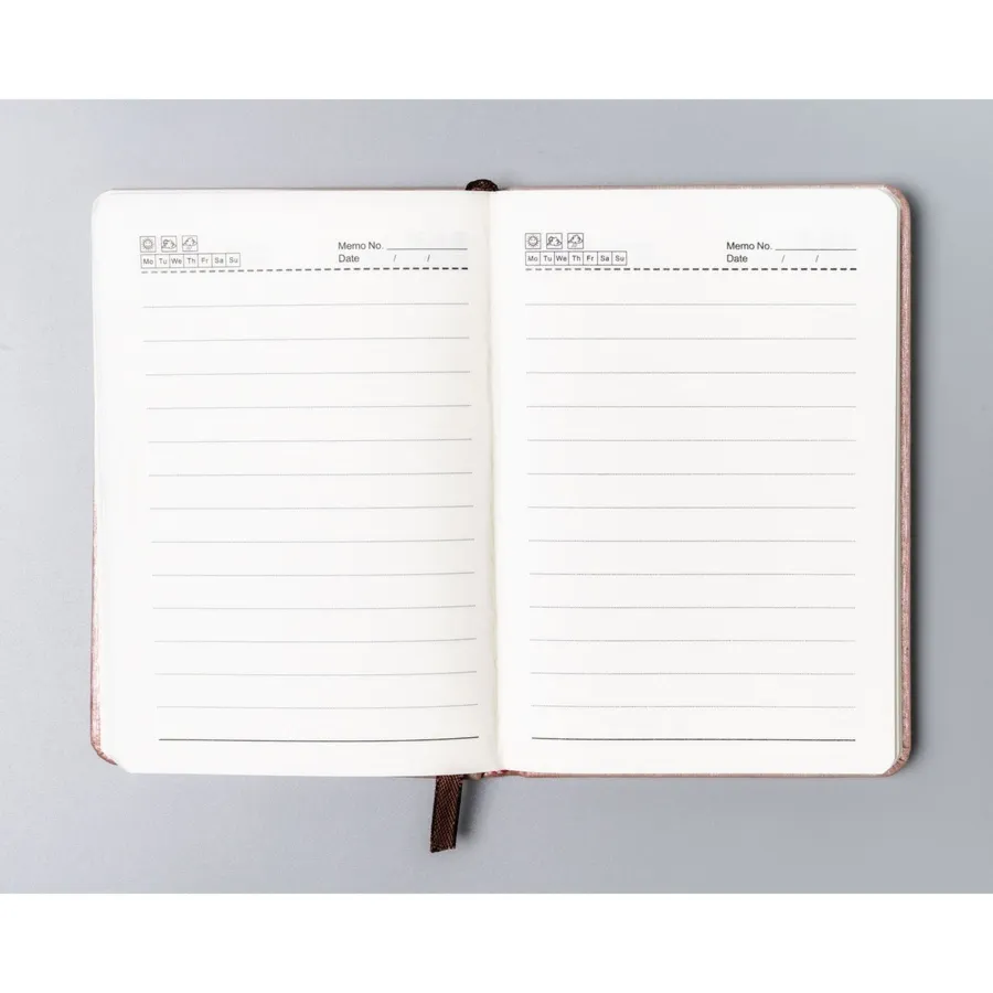 Notes w formacie A6 w różowym kolorze, zadrukowany w linie i wyposażony w gumkę zamykającą - Peterson