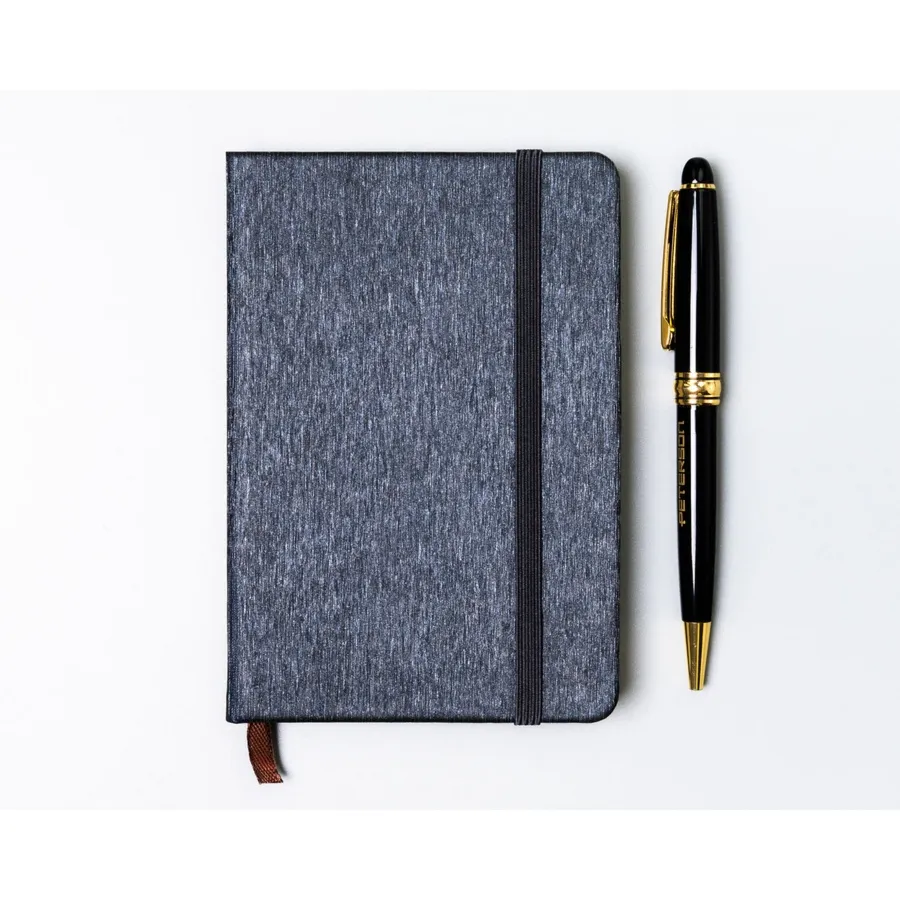 Notes w formacie A6 w szarym kolorze, zadrukowany w linie i wyposażony w gumkę zamykającą - Peterson