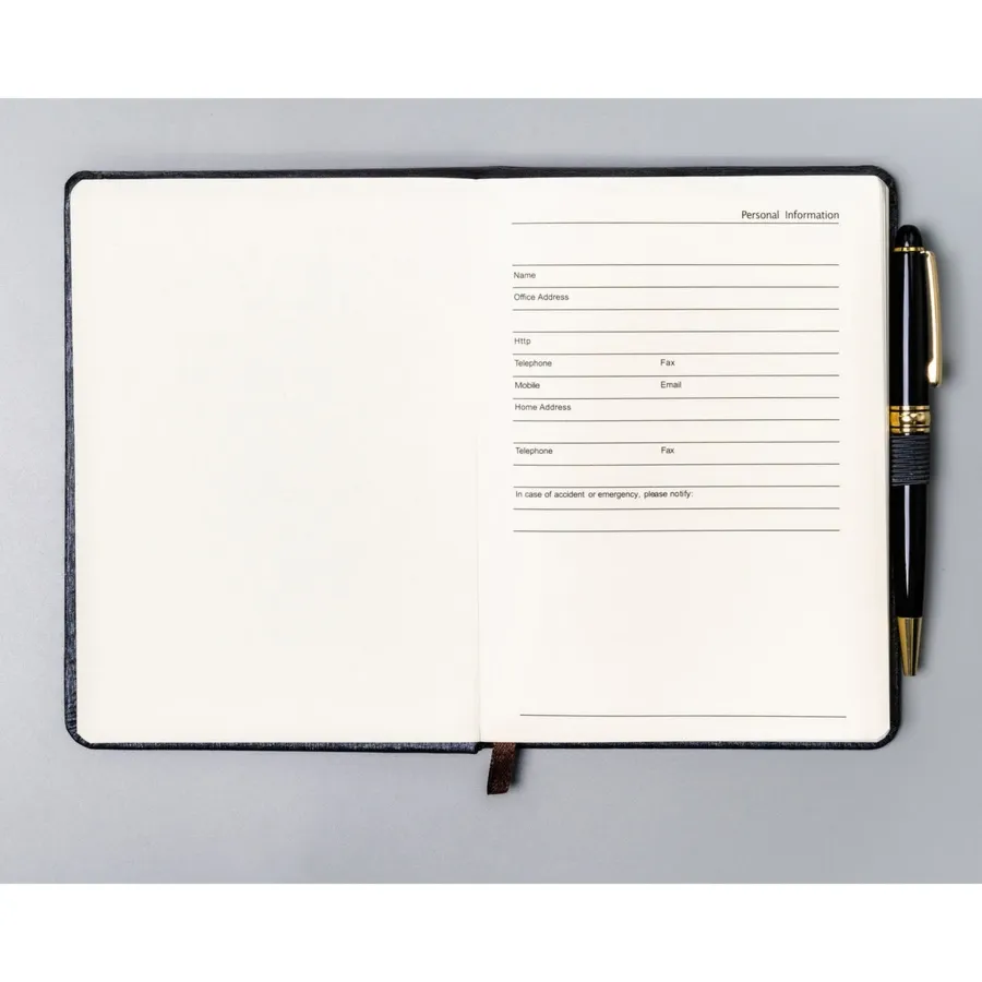 Szary notes w formacie B6 zadrukowany w linie, wyposażony w gumkę zamykającą - Peterson