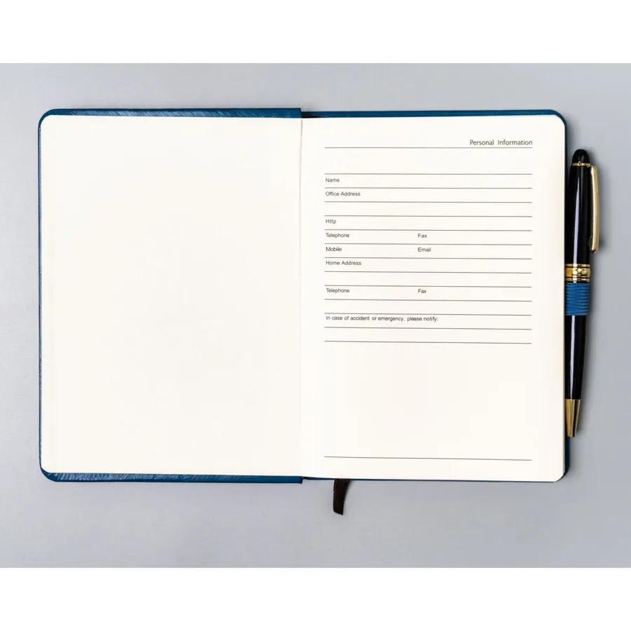 Niebieski notes w formacie B6 zadrukowany w linie, wyposażony w pętelkę na długopis - Peterson