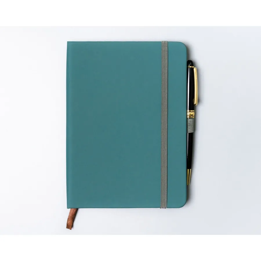 Zielony notes w formacie B6 zadrukowany w linie, wyposażony w pętelkę na długopis - Peterson