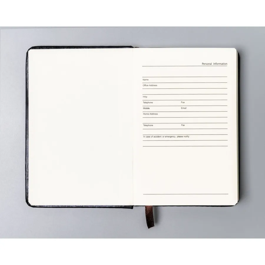 Czarny notes w formacie A6 zadrukowany w kropki, wyposażony w gumkę zamykającą - Peterson