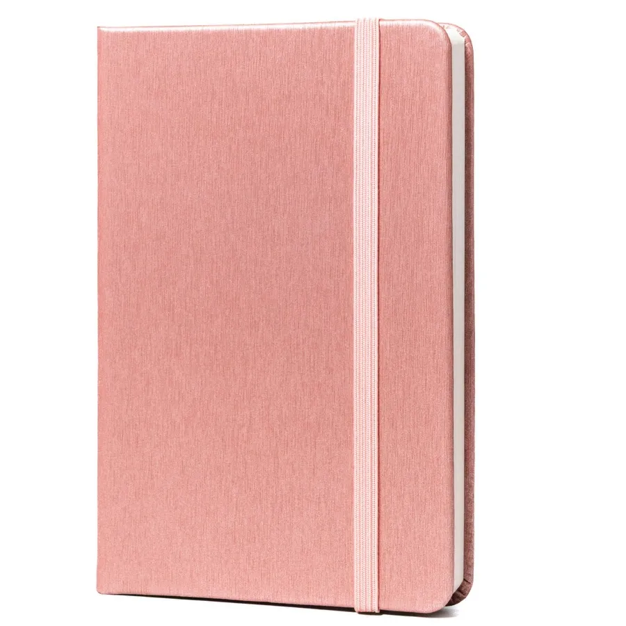 Różowy notes w formacie A6 zadrukowany w kropki, wyposażony w gumkę zamykającą - Peterson