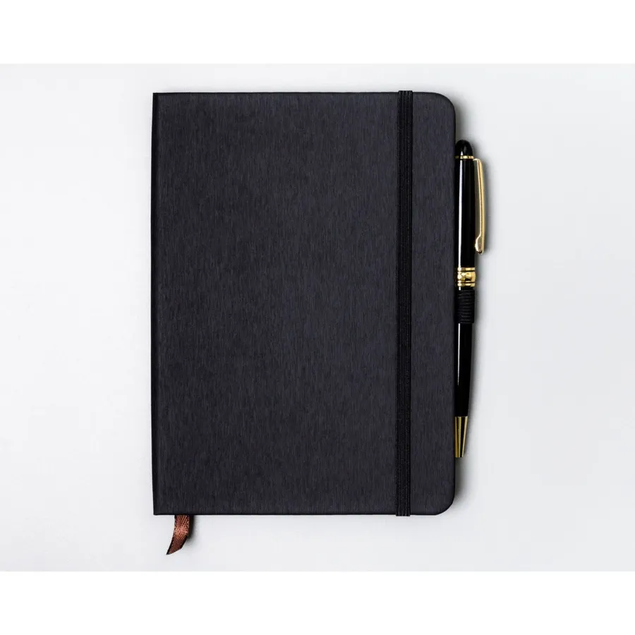 Czarny notes w formacie B6 zadrukowany w kropki, wyposażony w gumkę zamykającą - Peterson