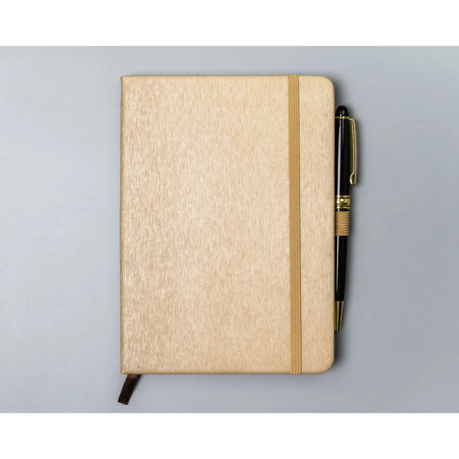 Beżowy notes w formacie B6 zadrukowany w kropki, wyposażony w gumkę zamykającą - Peterson