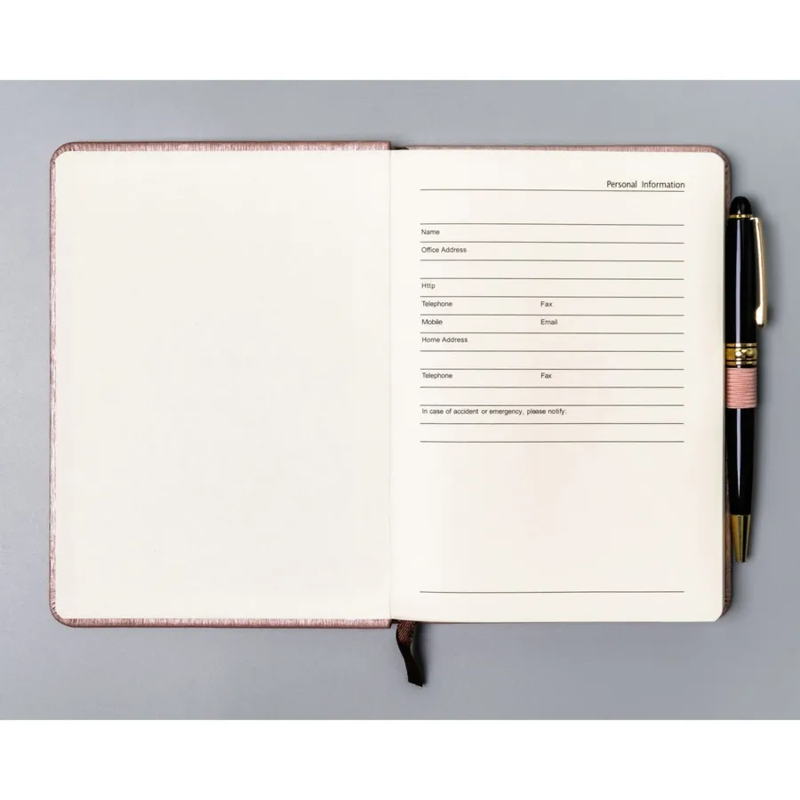 Różowy notes w formacie B6 zadrukowany w kropki, wyposażony w gumkę zamykającą - Peterson