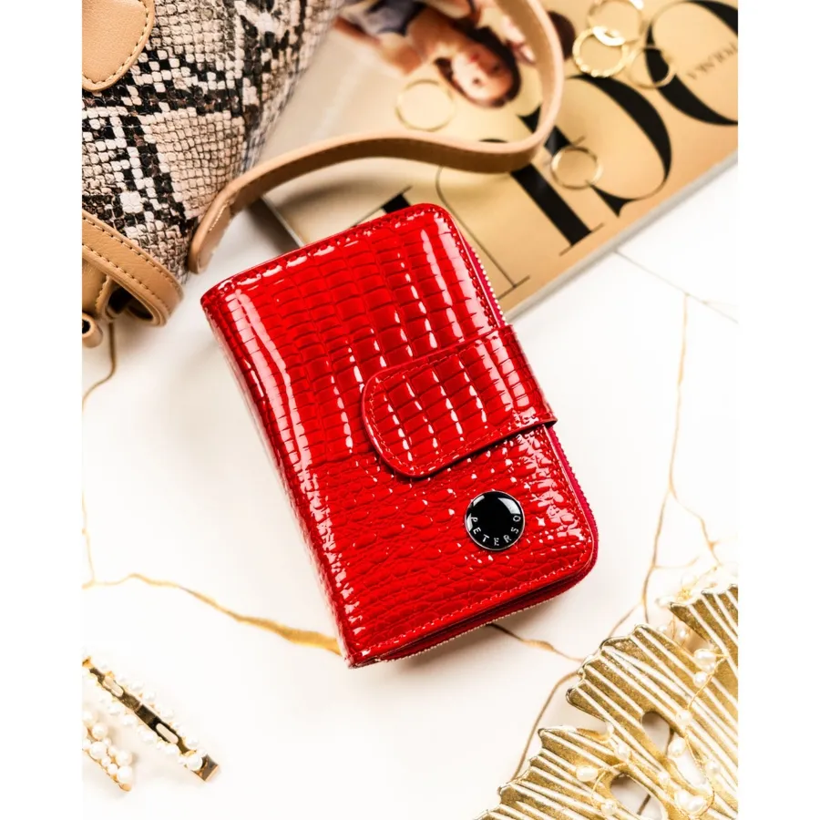 Czerwony portfel damski ze skóry naturalnej zamykany na suwak i zatrzask - Peterson